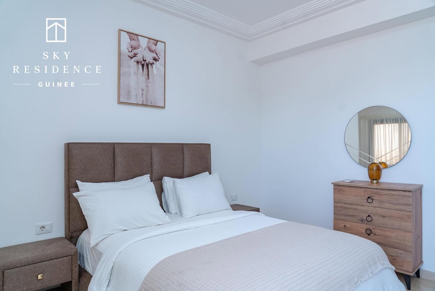Chambre épurée Sky Residence, ambiance claire et minimale