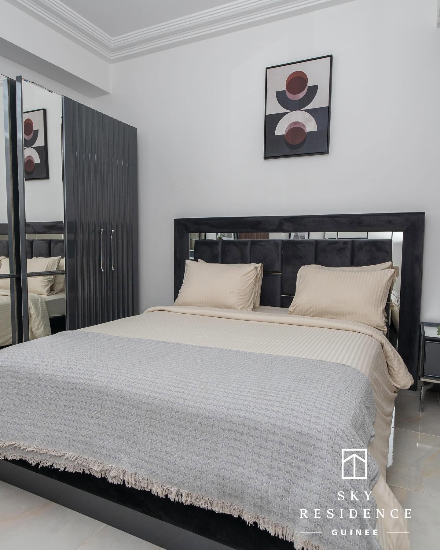 Chambre contemporaine Sky Residence avec dressing laqué noir