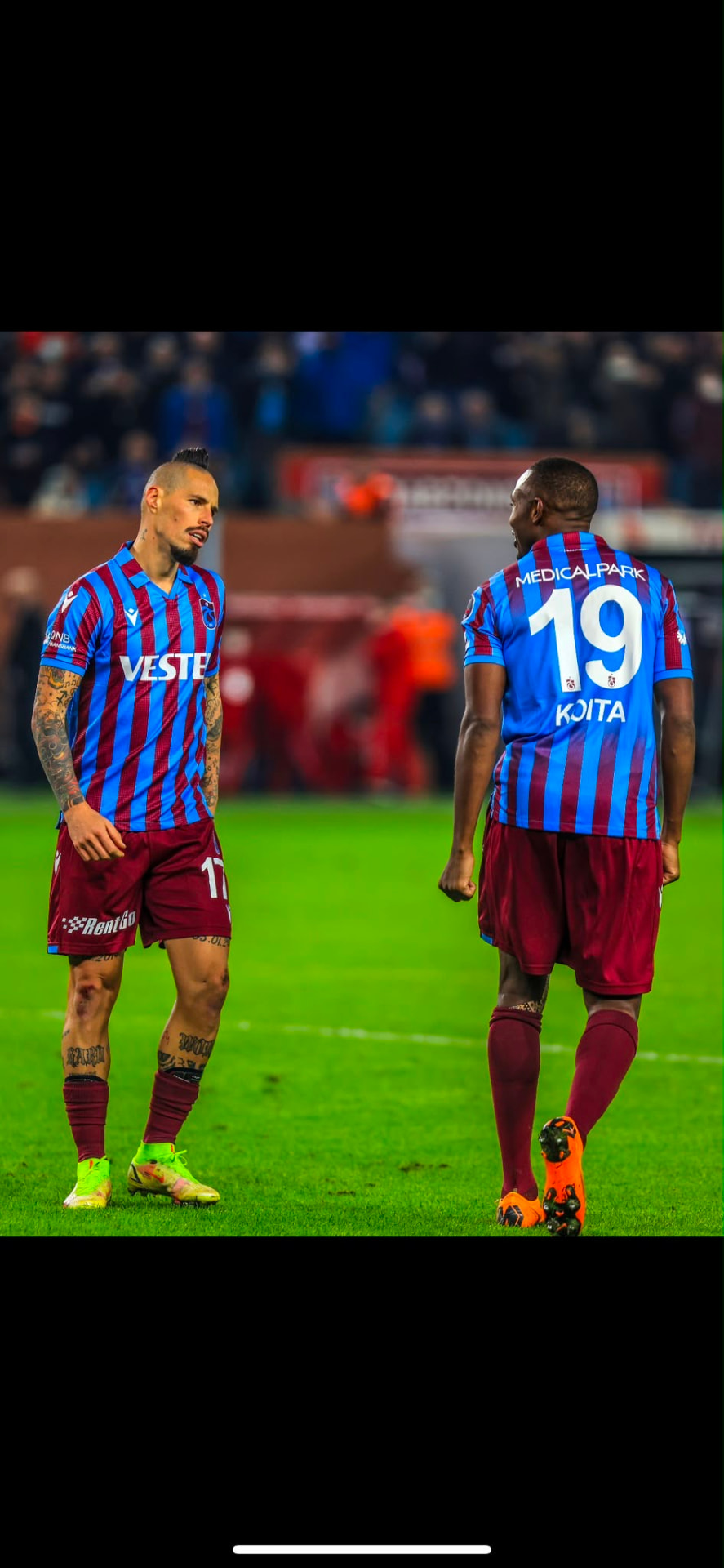 Fodé Koita, maillot n°19, sur la pelouse