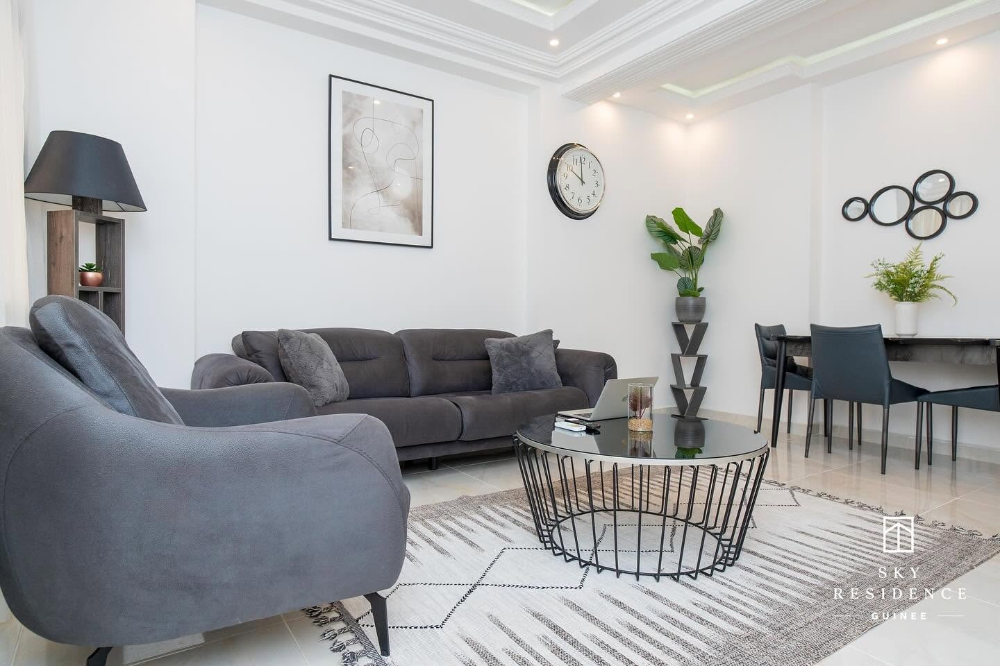 Salon et coin repas d'un appartement Sky Residence, mobilier contemporain